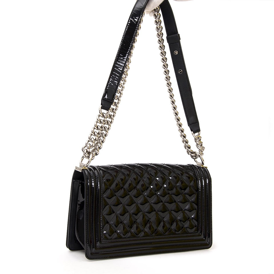 koop veilig online aan de beste prijs net als nieuw Chanel Black patent Medium Boy Bag