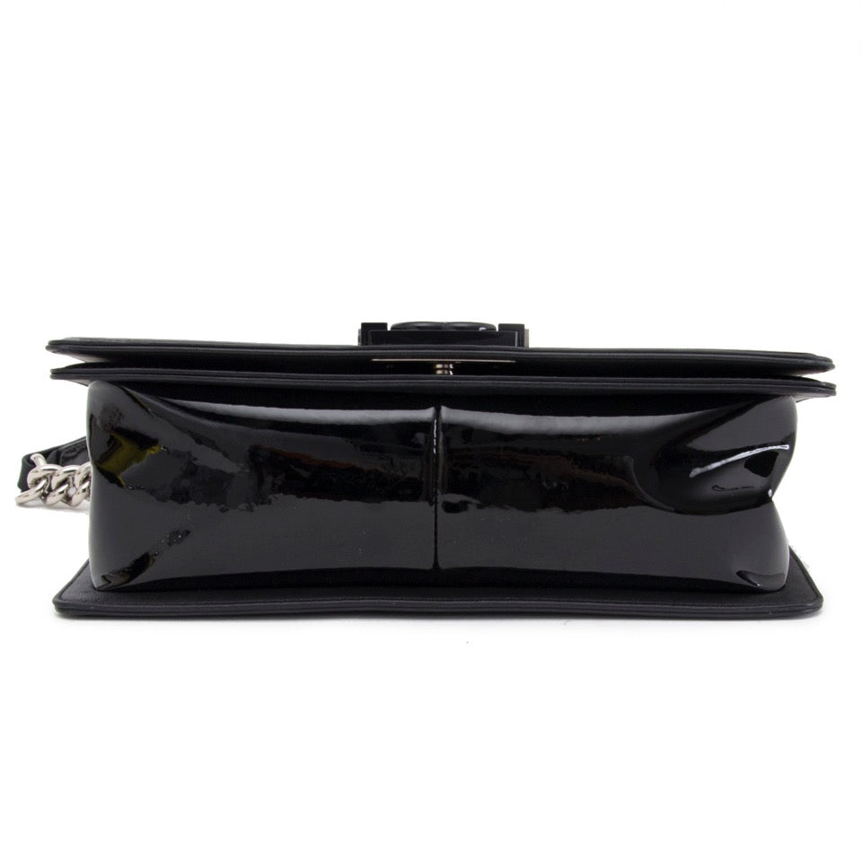 koop veilig onilne aan de beste prijs net als nieuw Chanel Black patent Medium Boy Bag