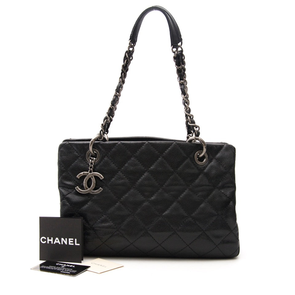 Wij kopen en verkopen uw designer handtassen Chanel Black Distressed Leather Tote Bag