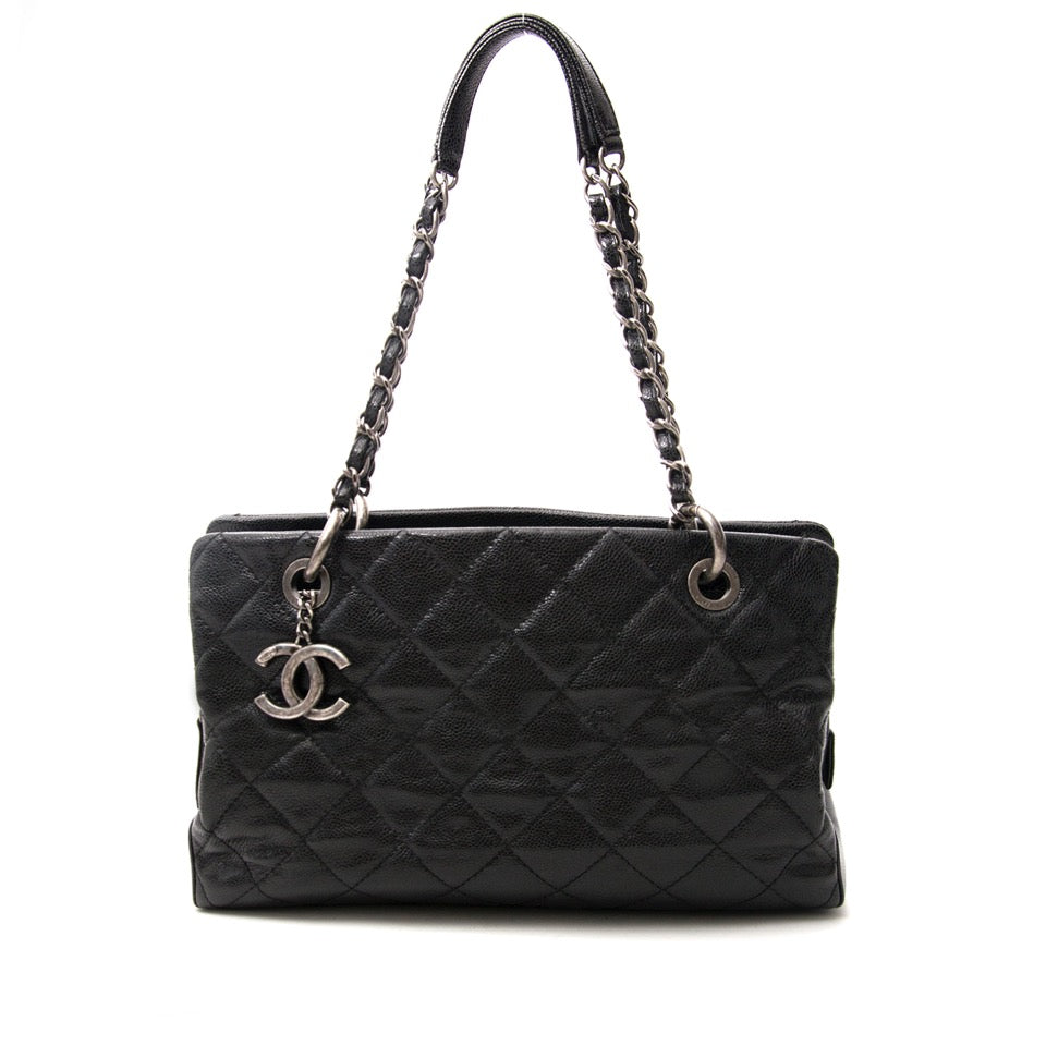 Wij kopen en verkopen uw designer handtassen Chanel Black Distressed Leather Tote Bag