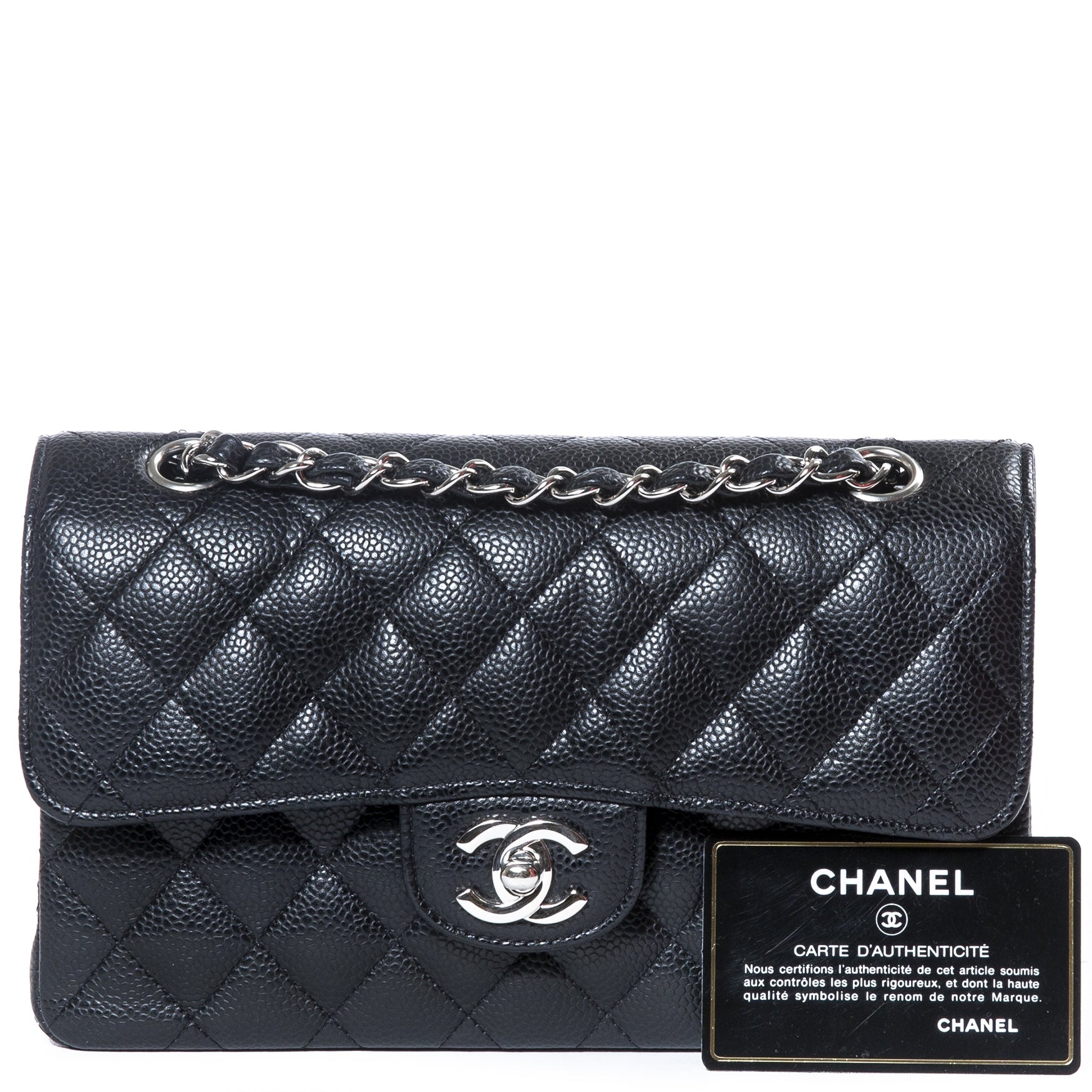 Sac à rabat classique petit modèle Chanel en cuir grainé noir, finition argentée