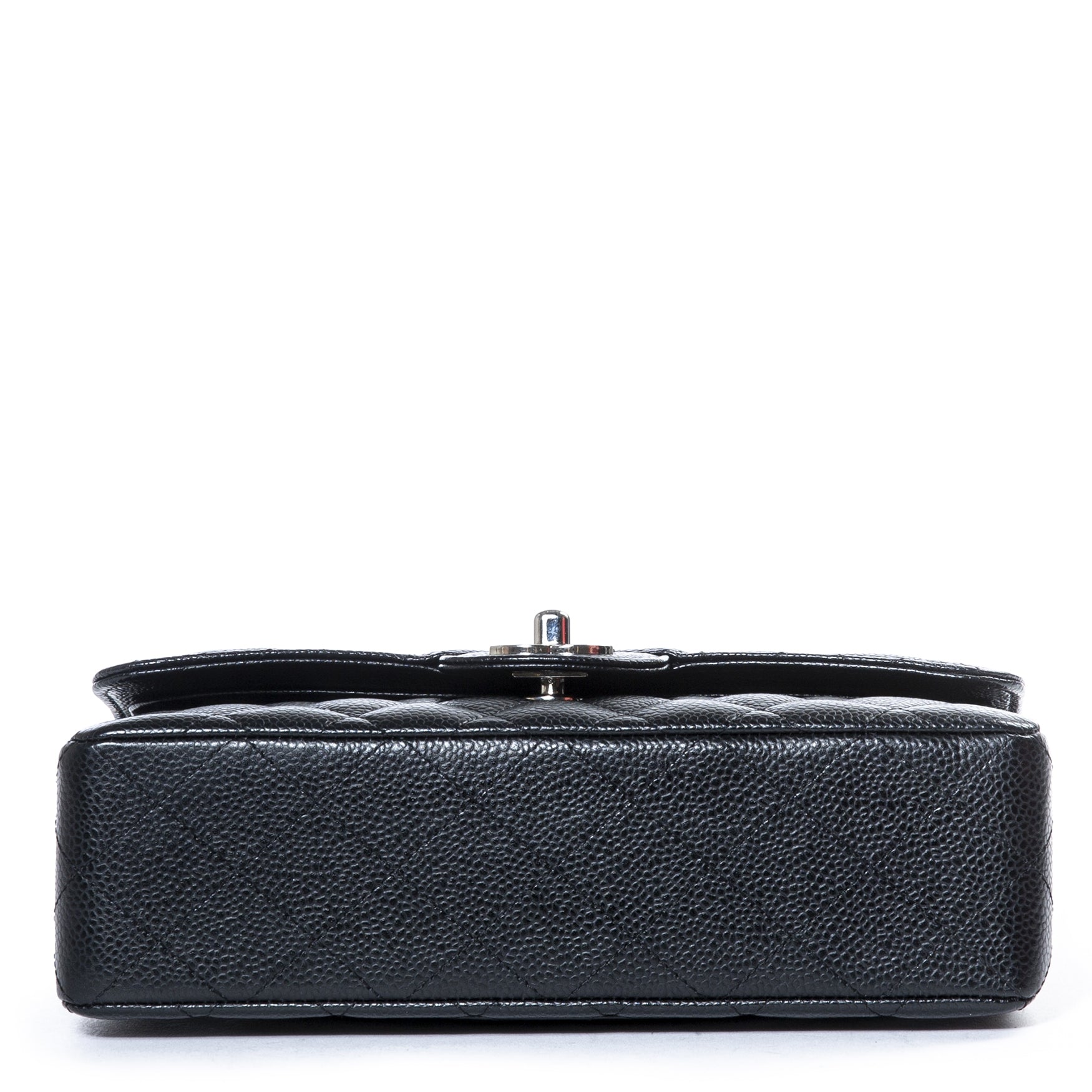 Sac à rabat classique petit modèle Chanel en cuir grainé noir, finition argentée