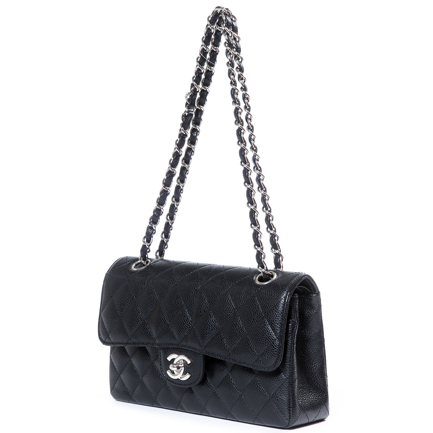 Sac à rabat classique petit modèle Chanel en cuir grainé noir, finition argentée