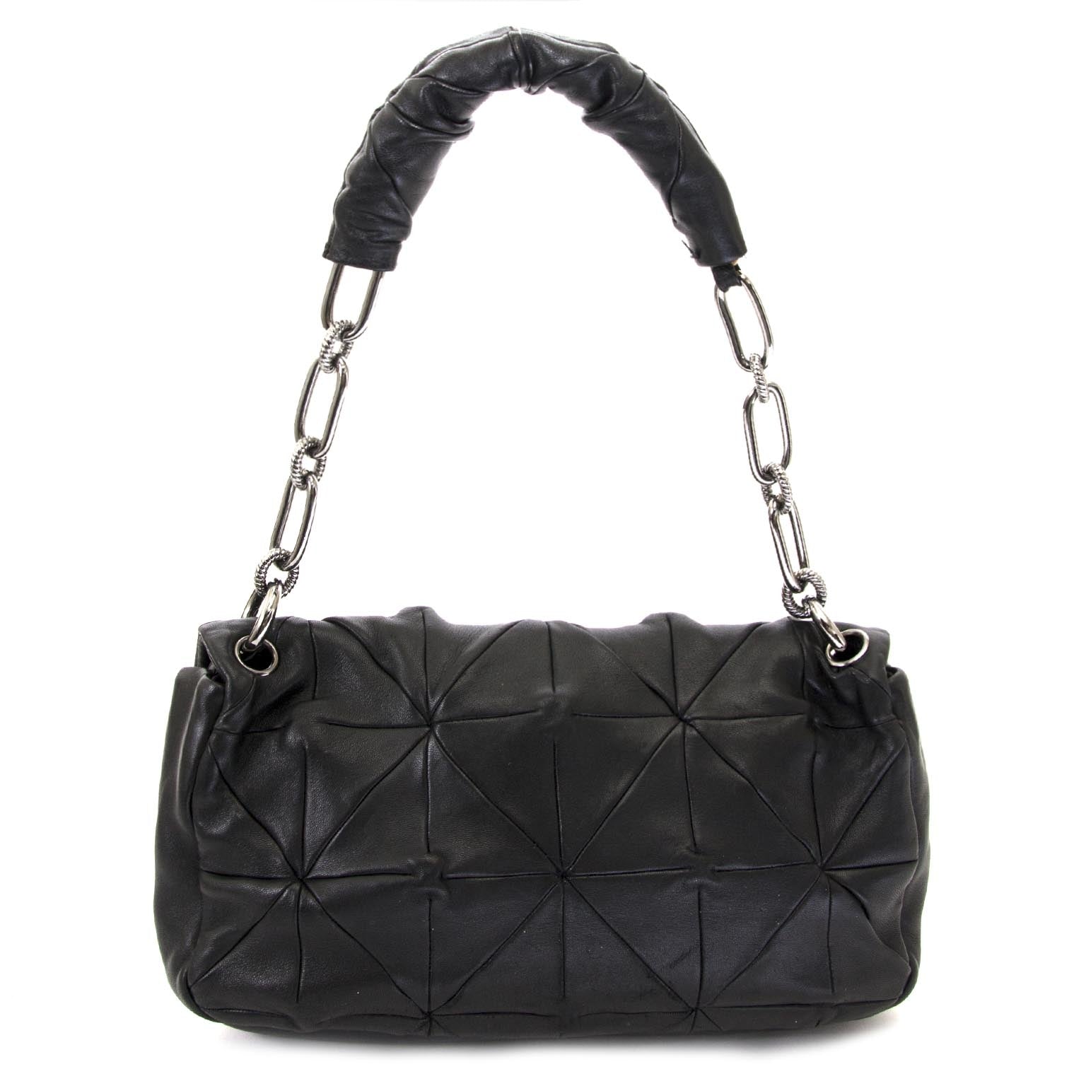 koop Chanel Black Leather Origami Flap Bag en betaal veilig online bij labellov.com