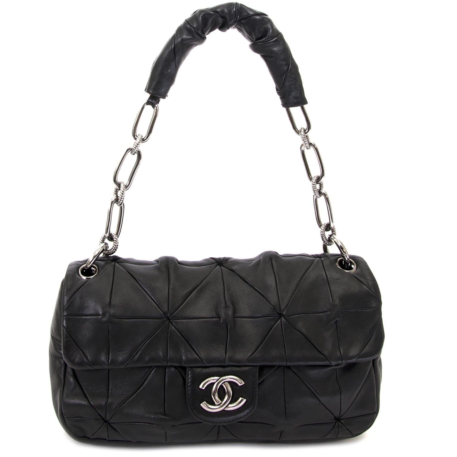 achetez Chanel Black Leather Origami Flap Bag chez labellov pour le meilleur prix
