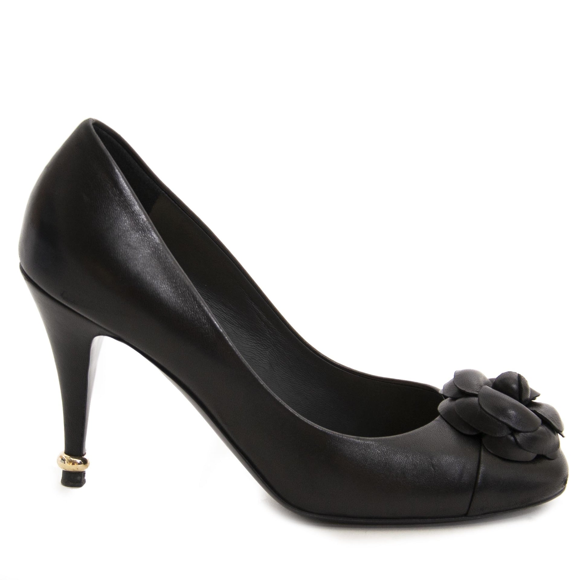 Chanel Black Camellia Heels - 37,5 (Labellov) For the best price at LabelLov. Pour le meilleur prix à LabelLOV. Voor de beste prijs bij LabelLOV.