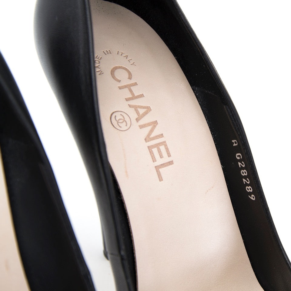 acheter en ligne ou boutique Chanel Black Leather Patent Cap Toe Pumps Anvers