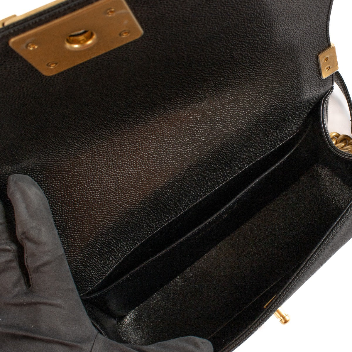 Sac Boy moyen Chanel en cuir de veau caviar brillant noir à chevrons