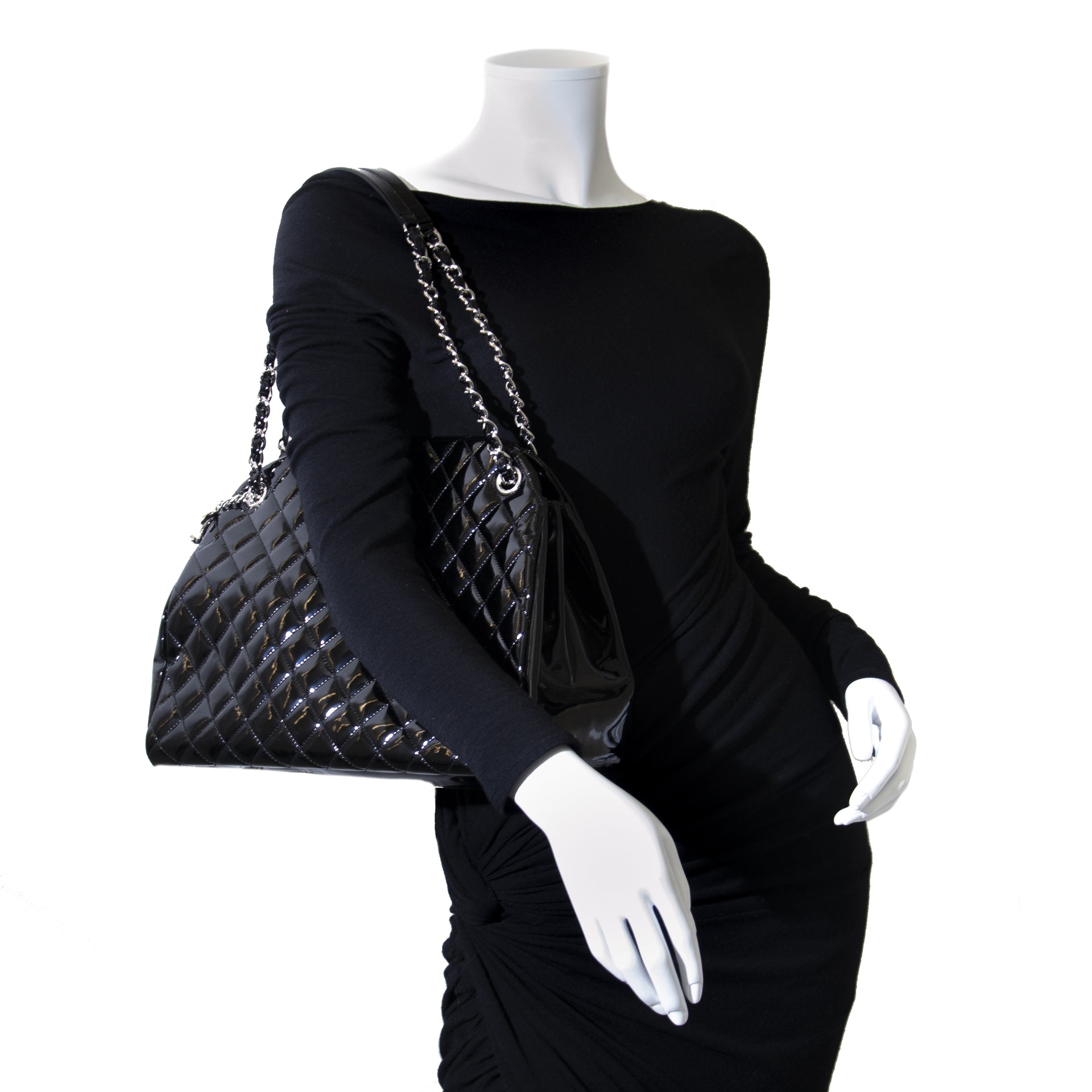 Chanel Black Patent Leather Quilted Bag. Acheter en ligne des sac a mains de LabelLOV, Anvers. Paiement sécurisé.
