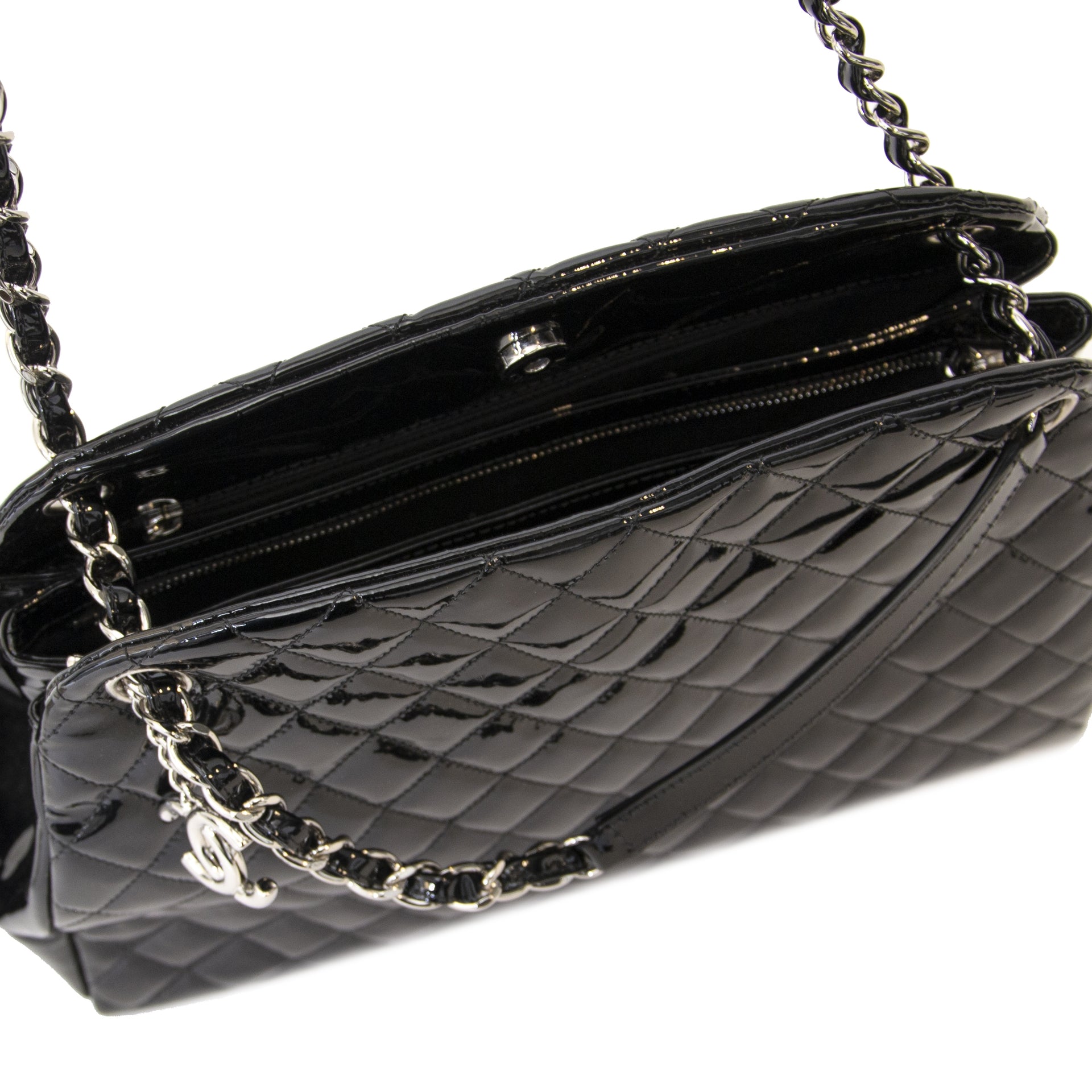 Chanel Black Patent Leather Quilted Bag. Chanel tweedehands tas authentiek bij LabelLOV. Chanel in Antwerpen. Trend.