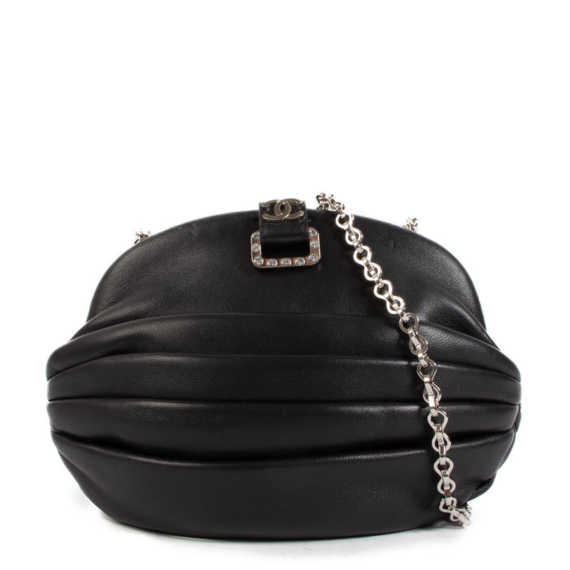 Shop safe online at Labellov in Antwerp, Knokke or Brussels this 100% authentic second hand Chanel Black Lambskin Leather Crossbody Evening Bag