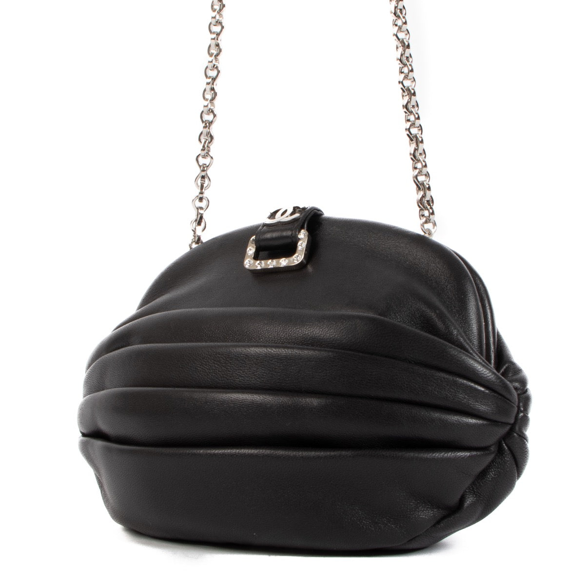 Shop safe online at Labellov in Antwerp, Knokke or Brussels this 100% authentic second hand Chanel Black Lambskin Leather Crossbody Evening Bag