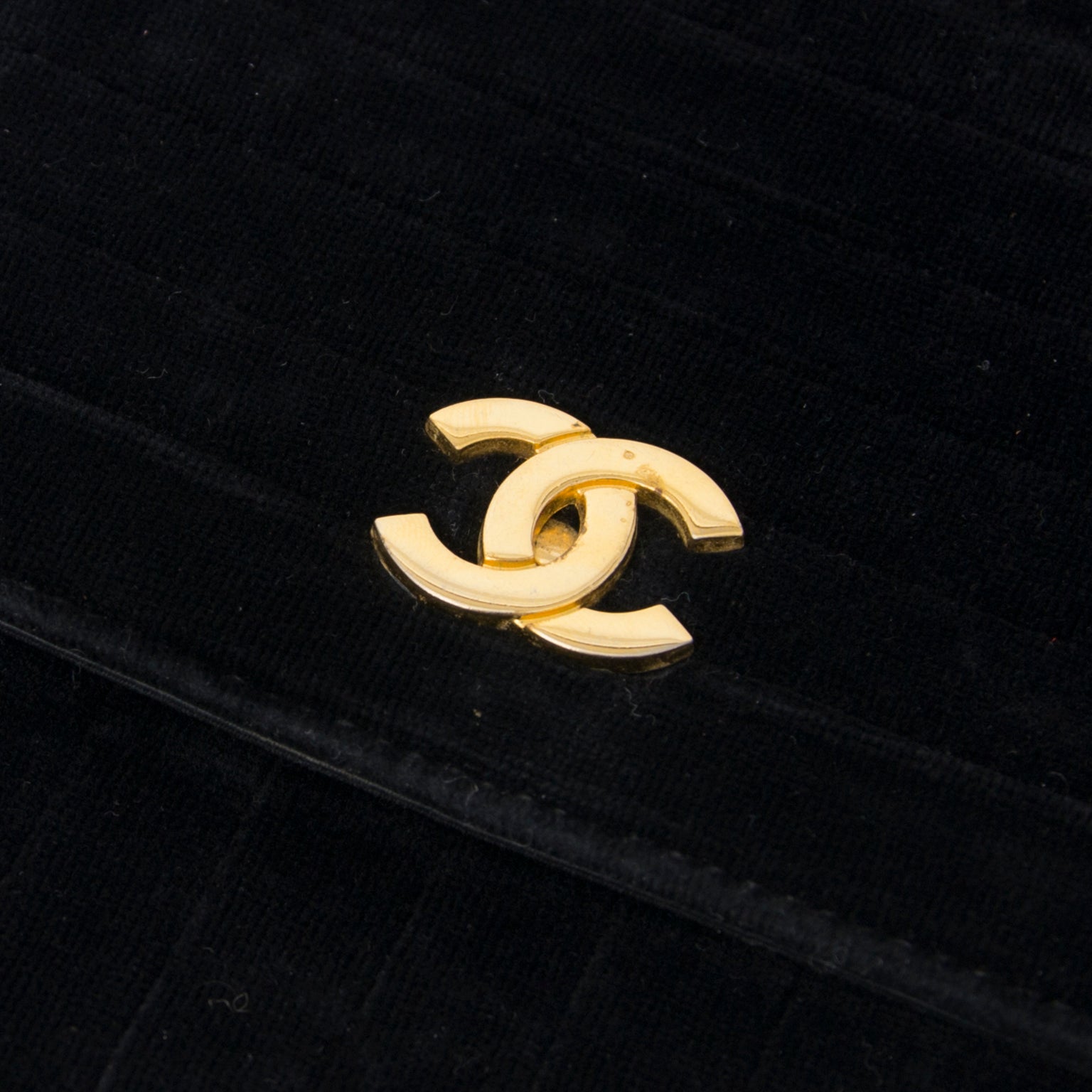 buy safe online aat the best price vintage Chanel Black Velvet Evening Bag at the bet price online webshop labellov.com