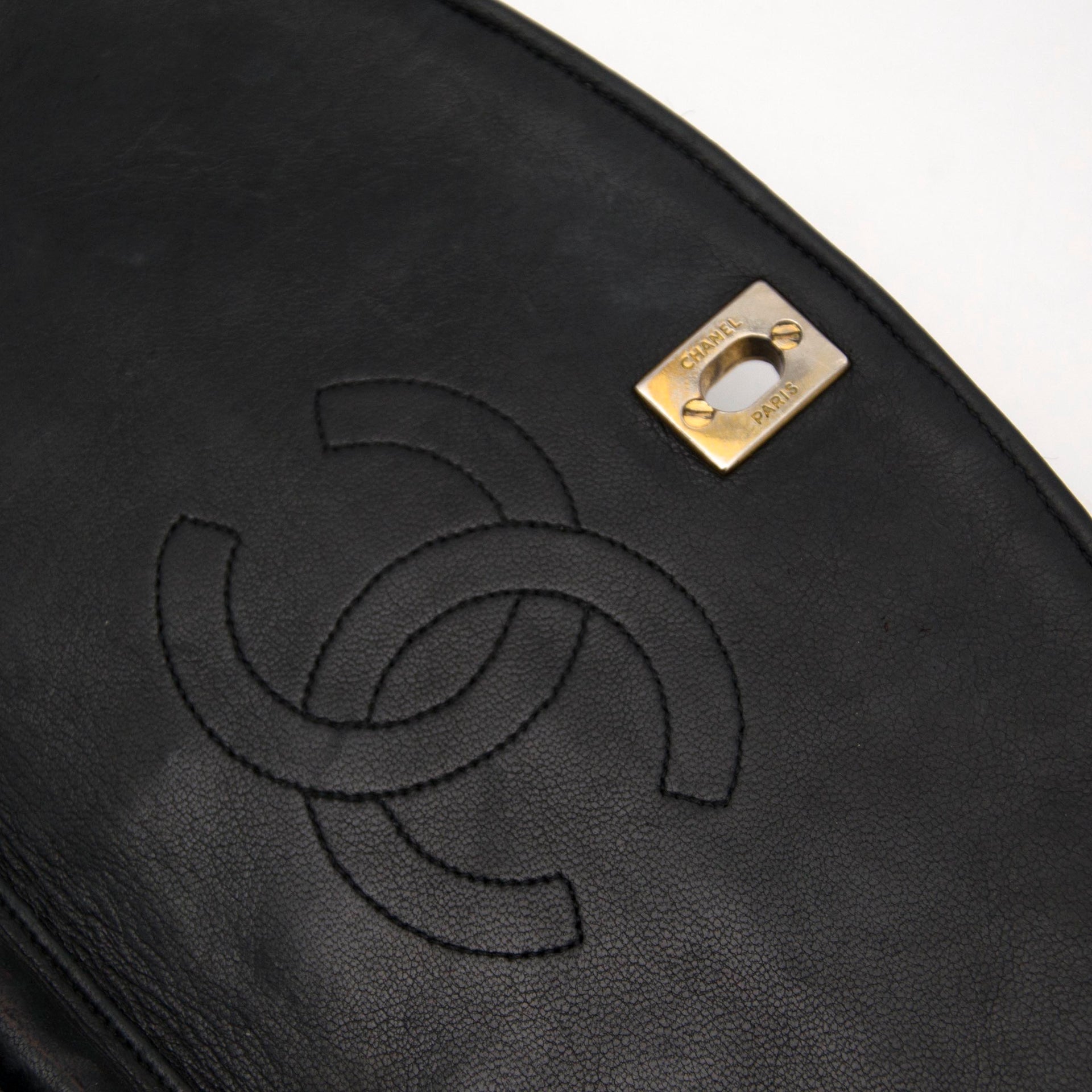 Koop uw authentieke Chanel Vintage Black Quilted Shoulder Bag