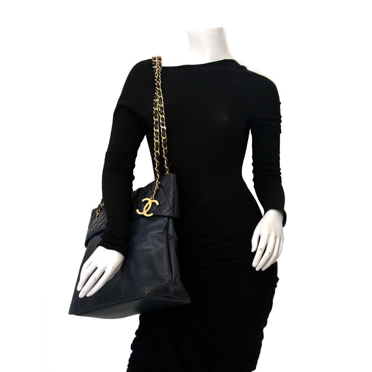 Kaufen Sie authentischen gebrauchten Chanel Blue Shopper zu einem fairen Preis bei LabelLOV. Sicheres Online-Shopping.