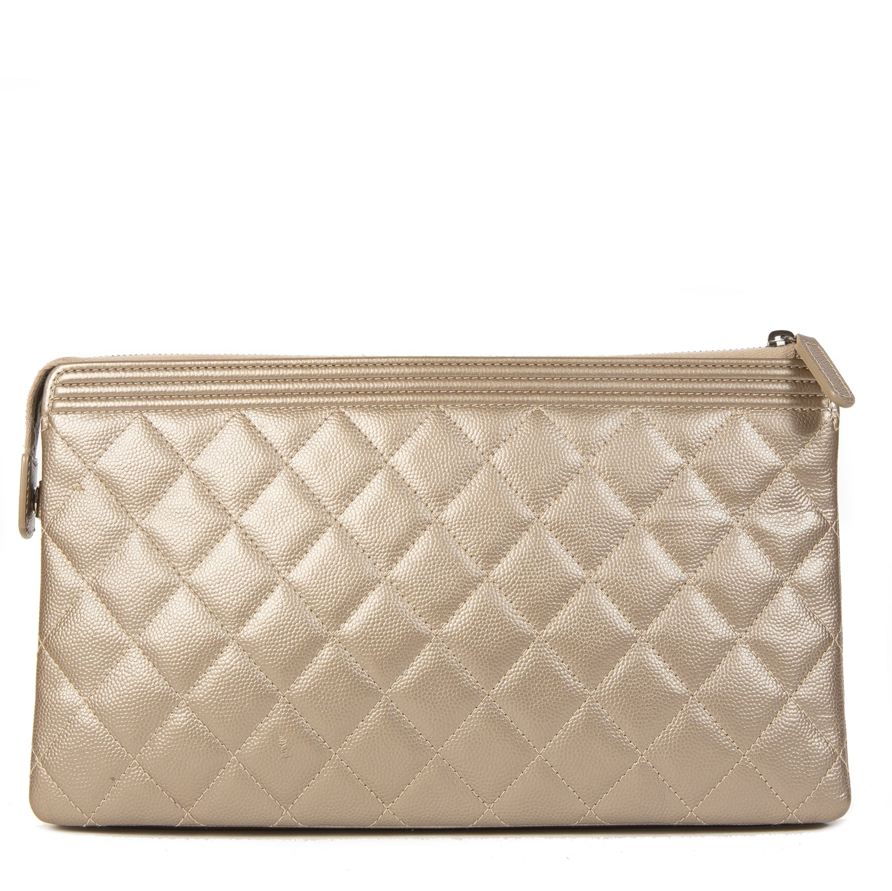 Authentieke tweedehands Chanel Boy Quilted Calfskin Gold Metallic Leather Clutch juiste prijs veilig online winkelen LabelLOV webshop luxe merken winkelen Antwerpen België mode fashion