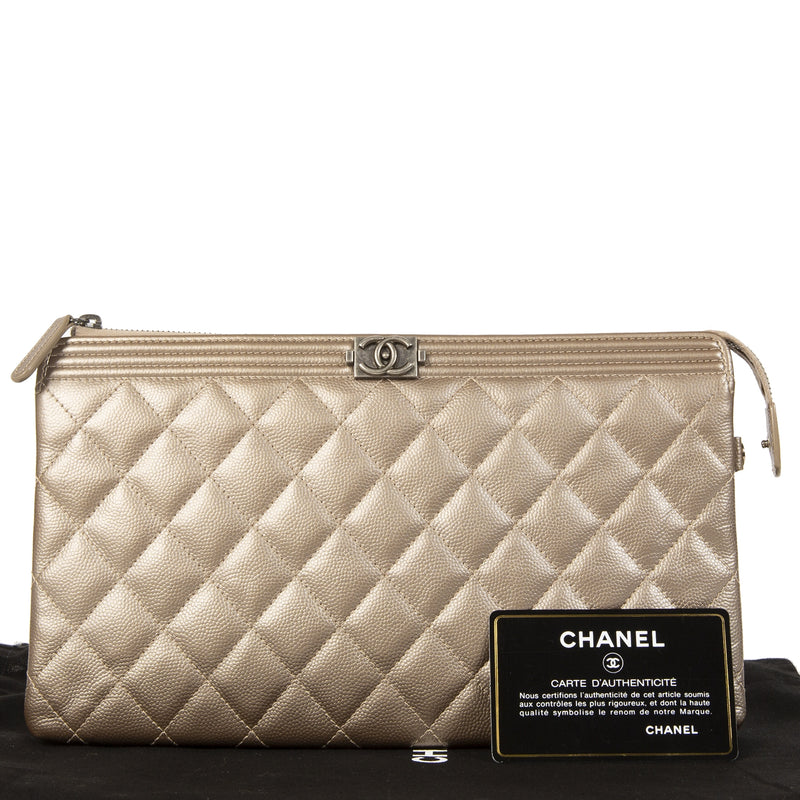 Authentieke tweedehands Chanel Boy Quilted Calfskin Gold Metallic Leather Clutch juiste prijs veilig online winkelen LabelLOV webshop luxe merken winkelen Antwerpen België mode fashion