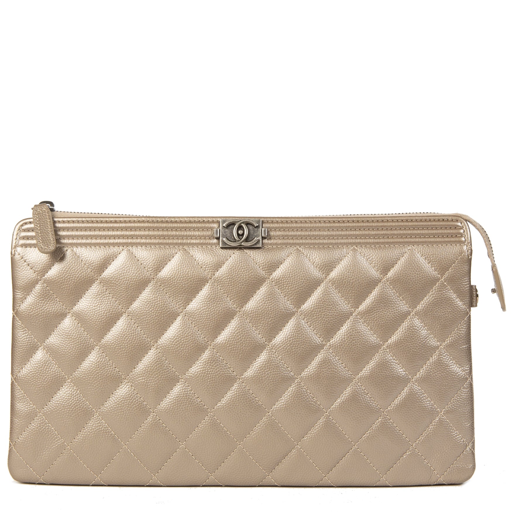 Authentieke tweedehands Chanel Boy Quilted Calfskin Gold Metallic Leather Clutch juiste prijs veilig online winkelen LabelLOV webshop luxe merken winkelen Antwerpen België mode fashion