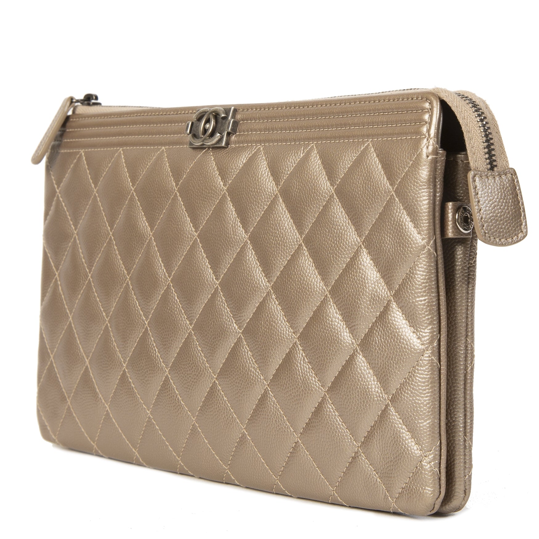 Authentieke tweedehands Chanel Boy Quilted Calfskin Gold Metallic Leather Clutch juiste prijs veilig online winkelen LabelLOV webshop luxe merken winkelen Antwerpen België mode fashion