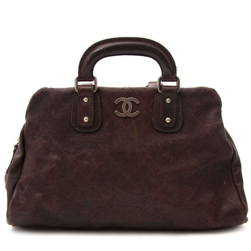 Buy an authentic secondhand Chanel doctorsbag at the right price at LabelLOV vintage webshop. Safe and secure online shopping.
