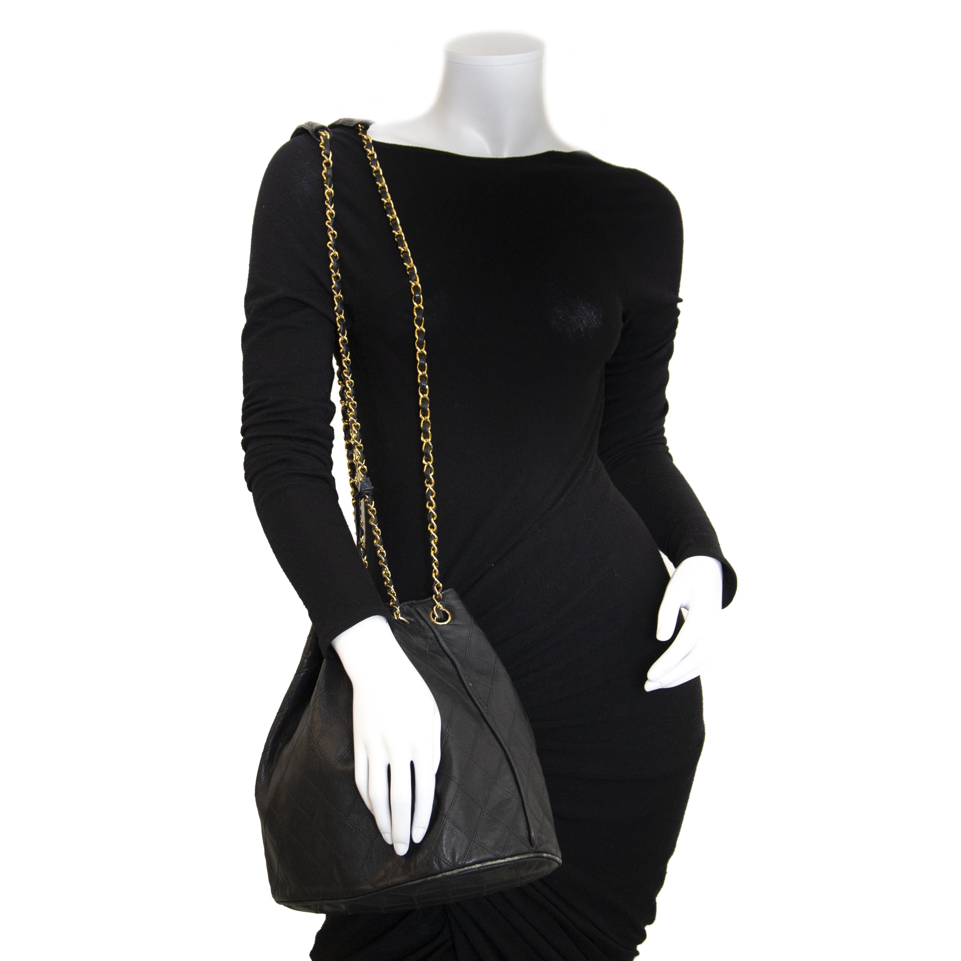 Authentique vintage Chanel Bucket Bag Gold Logo achète en ligne LabelLOV