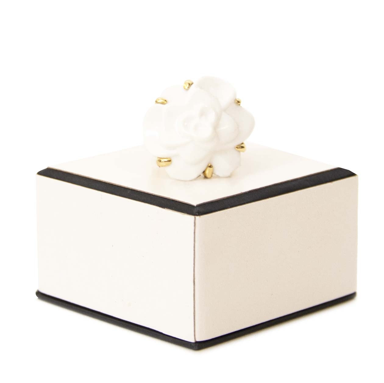 Chanel White Agate Gold Camellia Ring en ligne chez labellov.com pour le meilleur prix