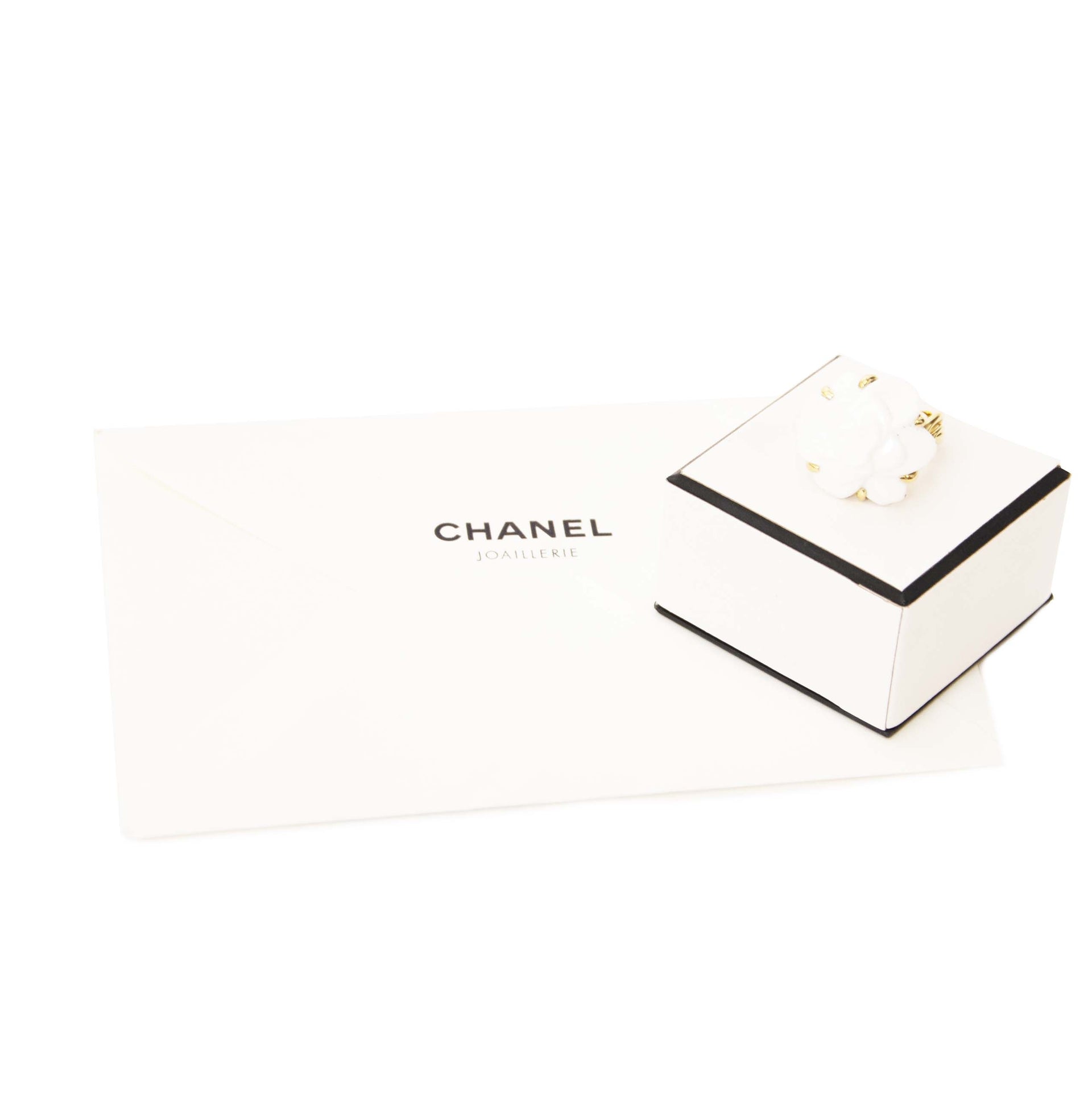shop safe and secure online at labellov.com pour le meilleur prix Chanel White Agate Gold Camellia Ring