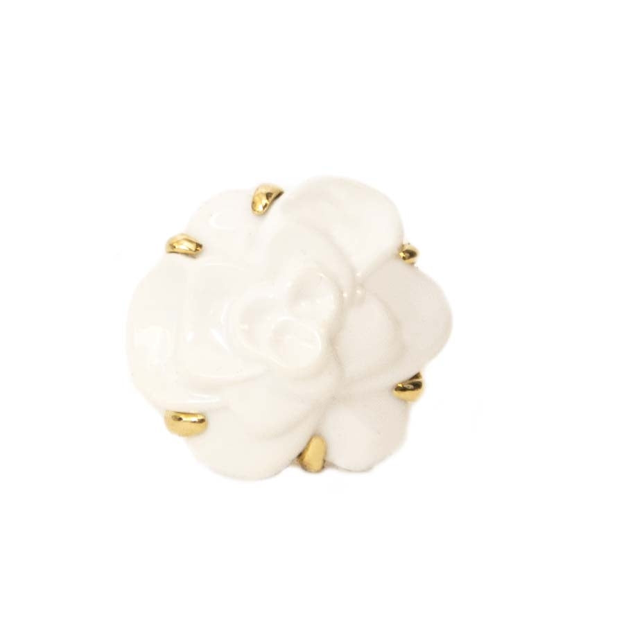 op zoek naar een Chanel White Agate Gold Camellia Ring? Nu te koop bij labellov.com tegen de beste prijs