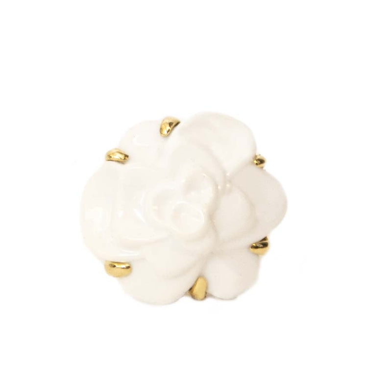 op zoek naar een Chanel White Agate Gold Camellia Ring? Nu te koop bij labellov.com tegen de beste prijs