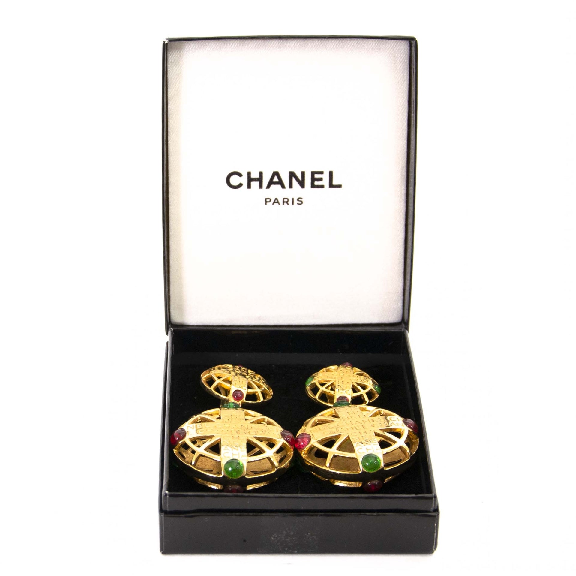 Authentieke tweedehands Chanel golden pendant earrings with red and green gems juiste prijs veilig online winkelen LabelLOV webshop