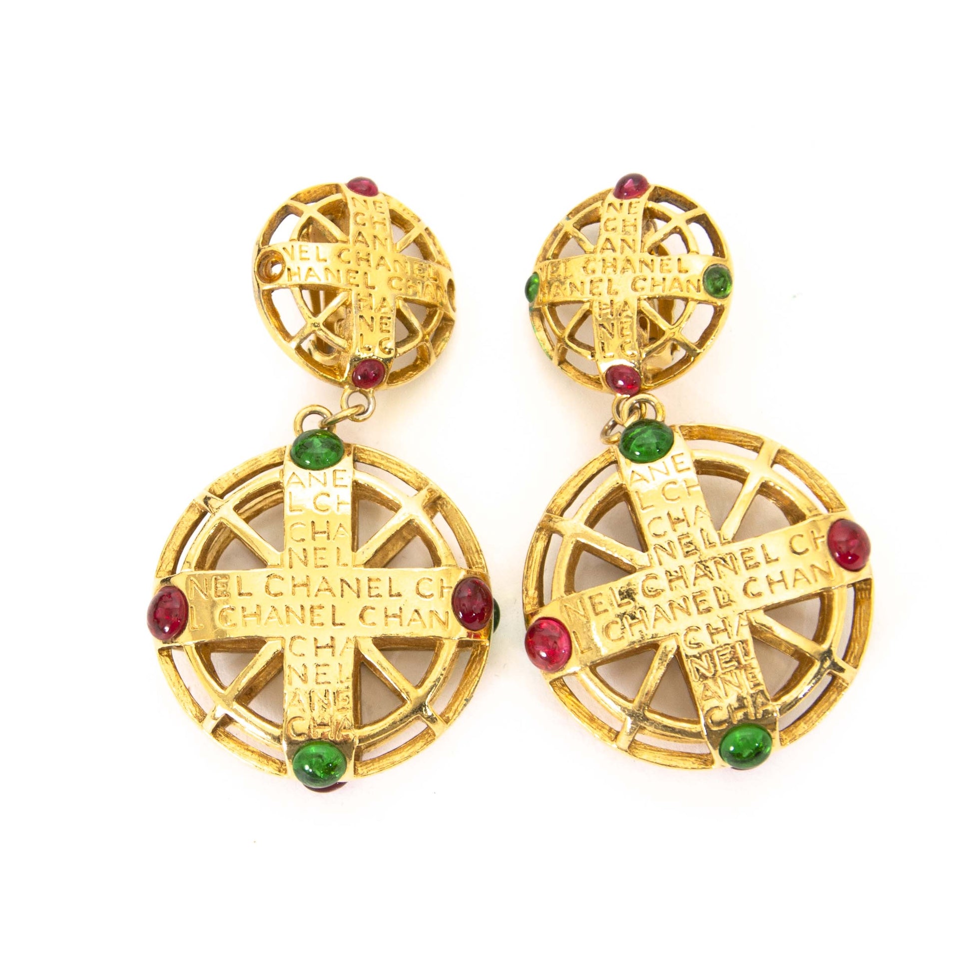 Authentique seconde main Chanel golden pendant earrings with red and green gems achète en ligne LabelLOV webshop