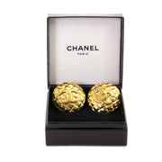 Authentique vintage Chanel golden logo clip on earrings achète en ligne webshop LabelLOV