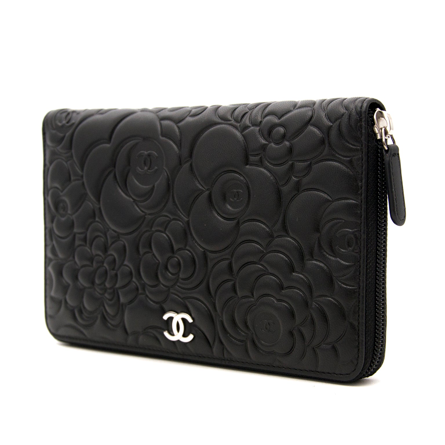Koop en verkoop uw Chanel Camelia pochette in zwart leder