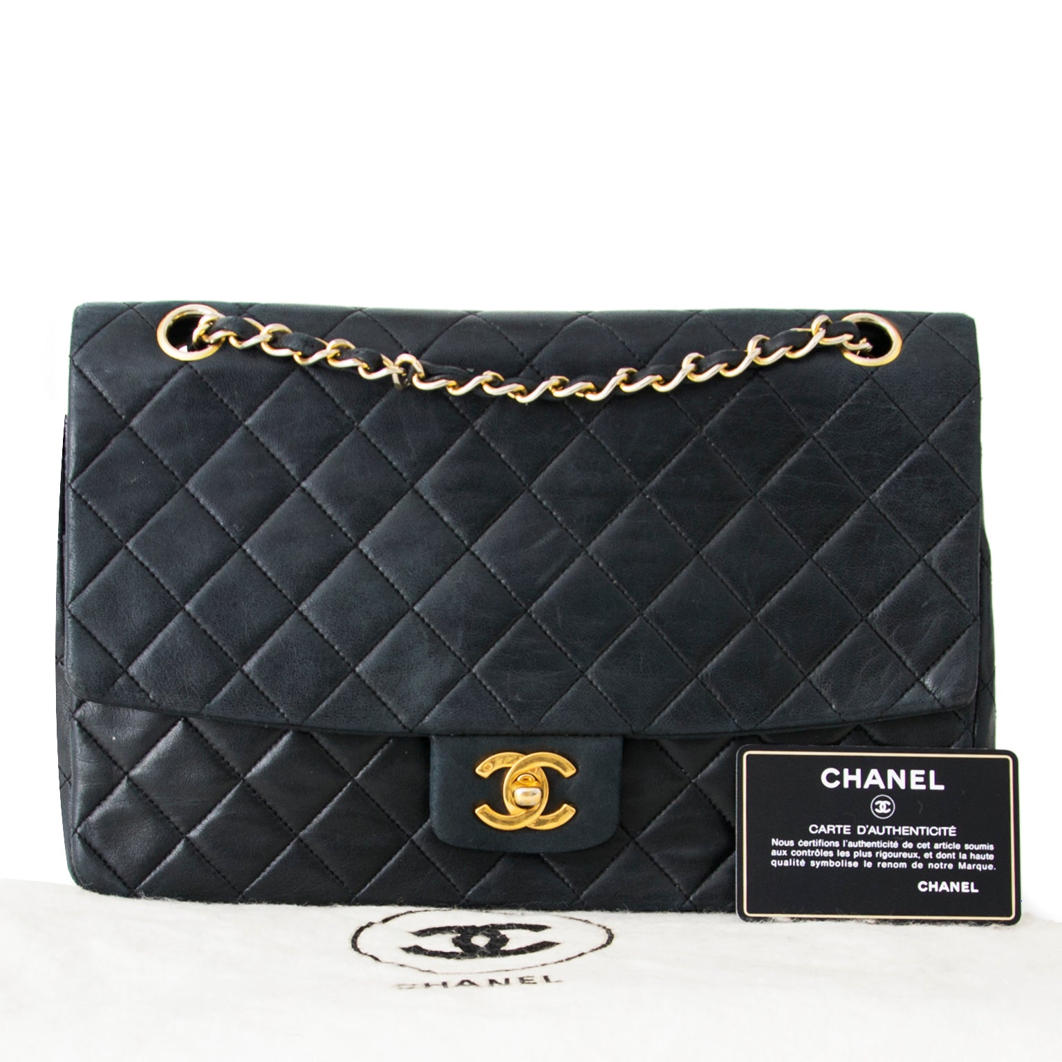 Authentieke Chanel flap tas voor de juiste prijs bij LabelLOV vintage webshop. Veilig online winkelen. Luxe, vintage, mode. Antwerpen, België.