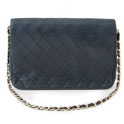 Authentieke Chanel flap tas voor de juiste prijs bij LabelLOV vintage webshop. Veilig online winkelen. Luxe, vintage, mode. Antwerpen, België.