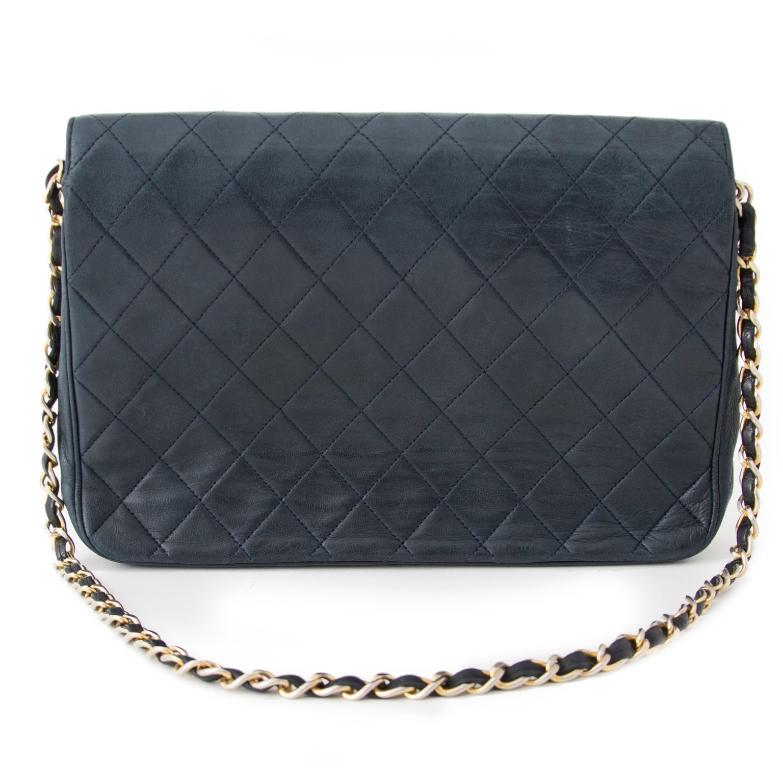 Authentieke Chanel flap tas voor de juiste prijs bij LabelLOV vintage webshop. Veilig online winkelen. Luxe, vintage, mode. Antwerpen, België.