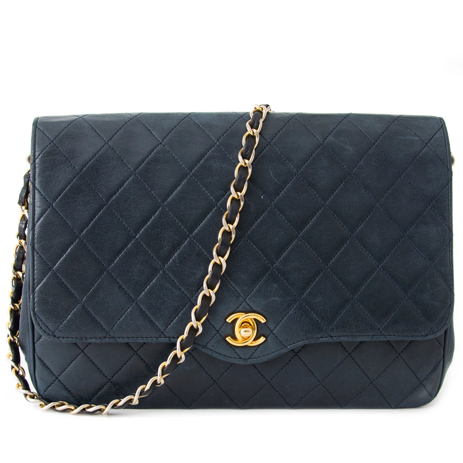 Authentieke Chanel flap tas voor de juiste prijs bij LabelLOV vintage webshop. Veilig online winkelen. Luxe, vintage, mode. Antwerpen, België.
