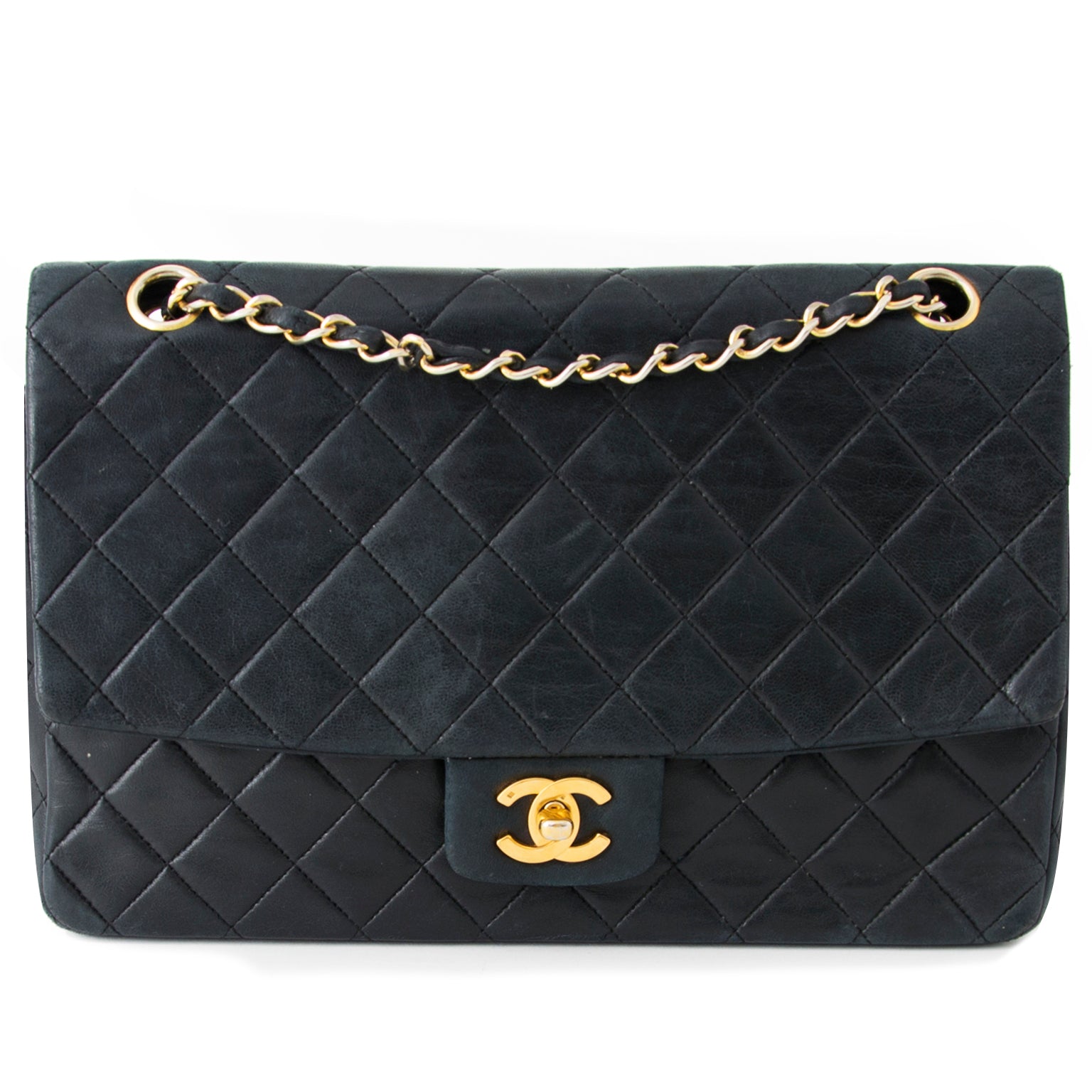 Authentieke Chanel flap tas voor de juiste prijs bij LabelLOV vintage webshop. Veilig online winkelen. Luxe, vintage, mode. Antwerpen, België.