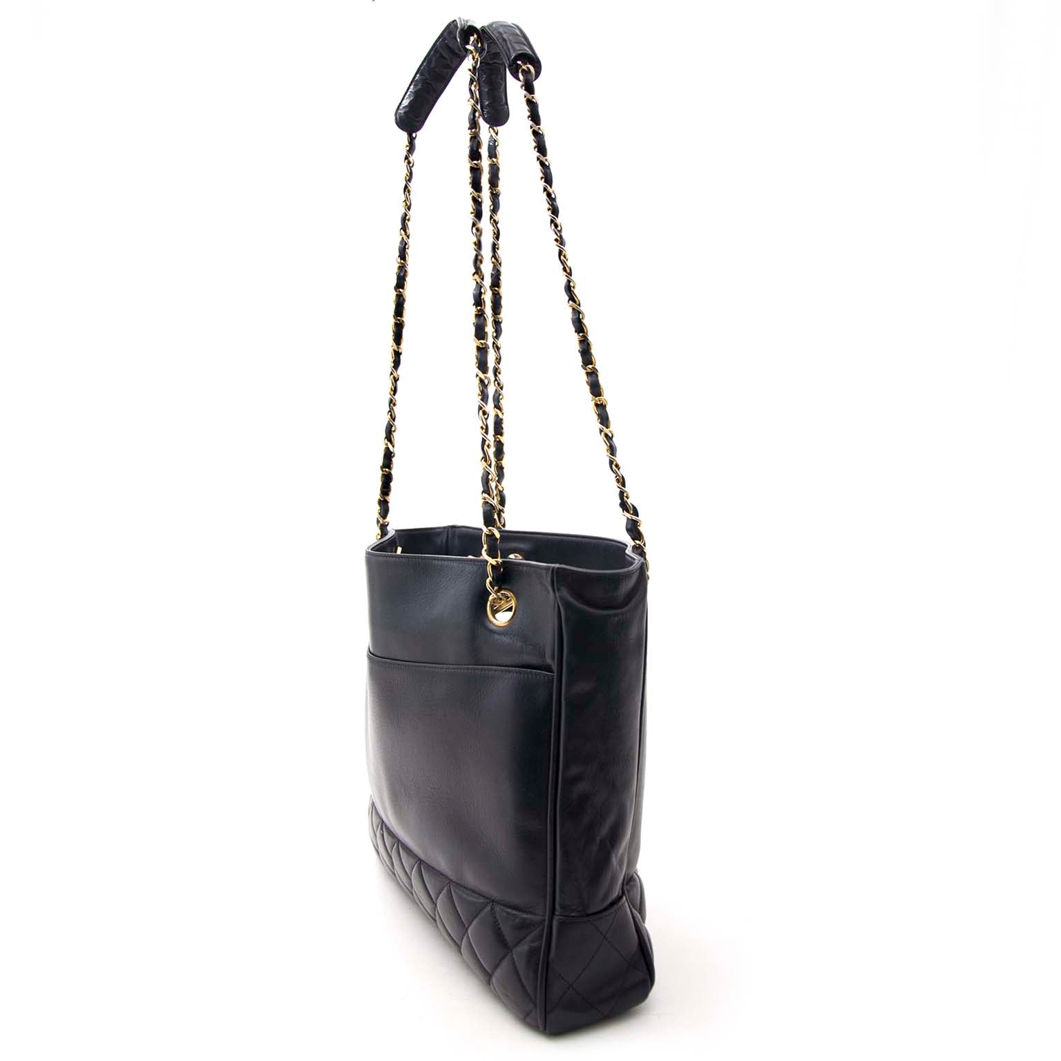 op zoek naar een zwarte vintage chanel tas? Nu online te koop bij labellov.com tegen de beste prijs
