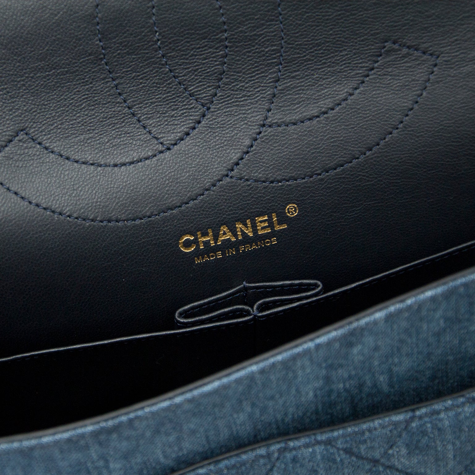Acheter en ligne chez Labellov.com Chanel Distressed Quilted Denim 2.55 Reissue Classic Flap Bag