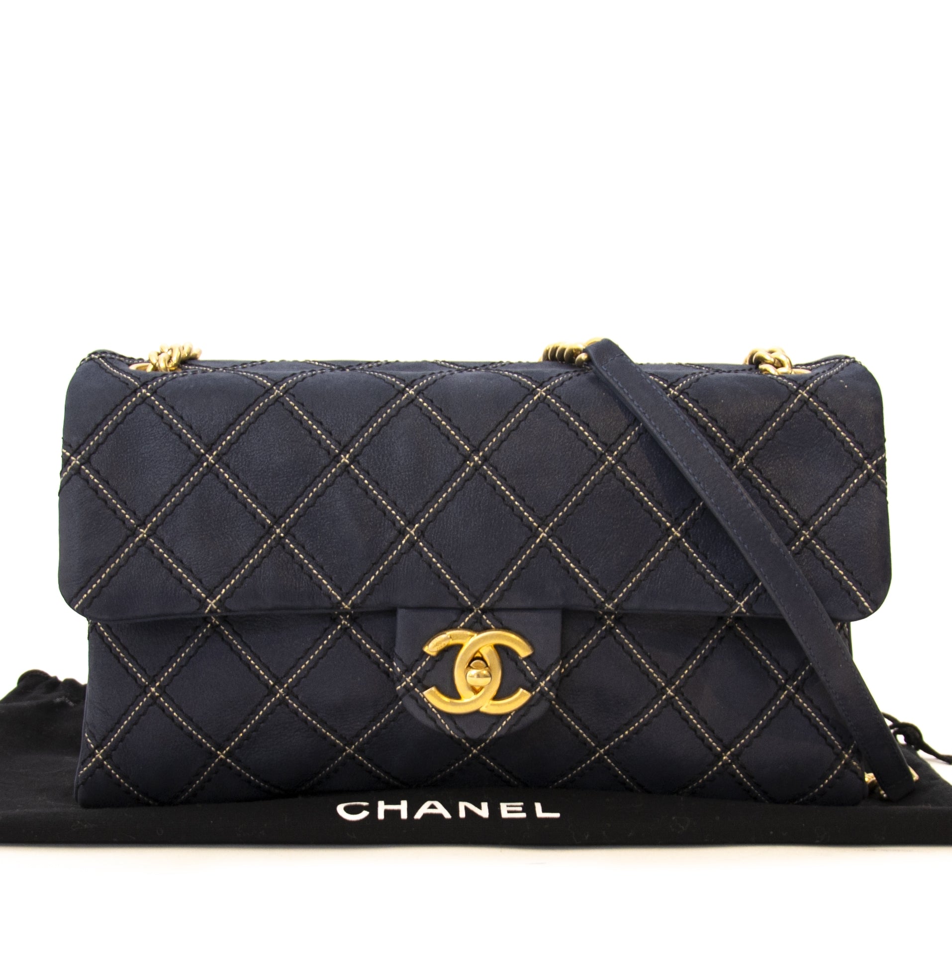 Chanel Dark Blue Flap Bag Buy authentic secondhand Chanel Handbags at the right price at LabelLov vintage webshop. Safe and secure online shopping. Koop authentieke tweedehands Chanel Handtassen bet juiste prijse bij LabelLOV.