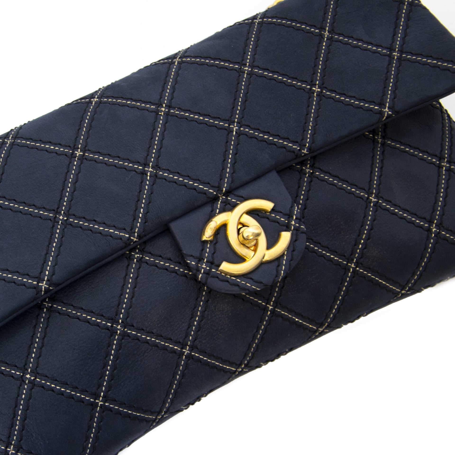 Chanel Dark Blue Flap Bag Buy authentic secondhand Chanel Handbags at the right price at LabelLov vintage webshop. Safe and secure online shopping. Koop authentieke tweedehands Chanel Handtassen bet juiste prijse bij LabelLOV.