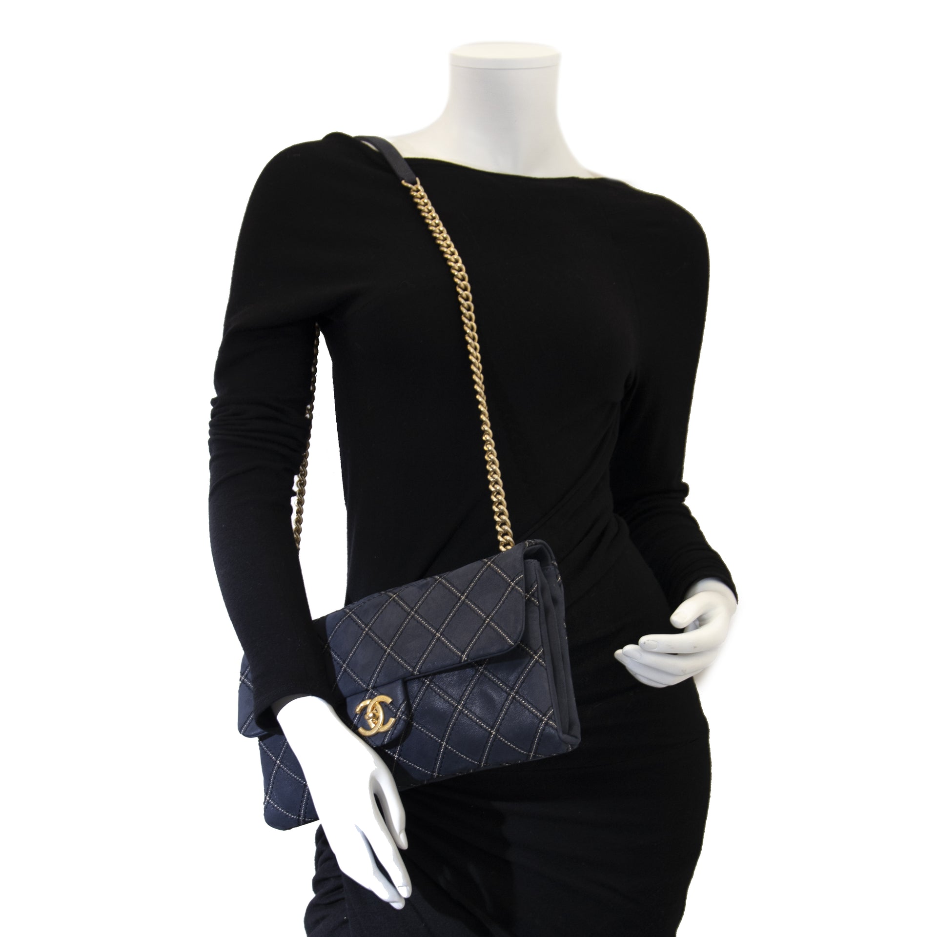 Chanel Dark Blue Flap Bag Buy authentic secondhand Chanel Handbags at the right price at LabelLov vintage webshop. Safe and secure online shopping. Koop authentieke tweedehands Chanel Handtassen bet juiste prijse bij LabelLOV.