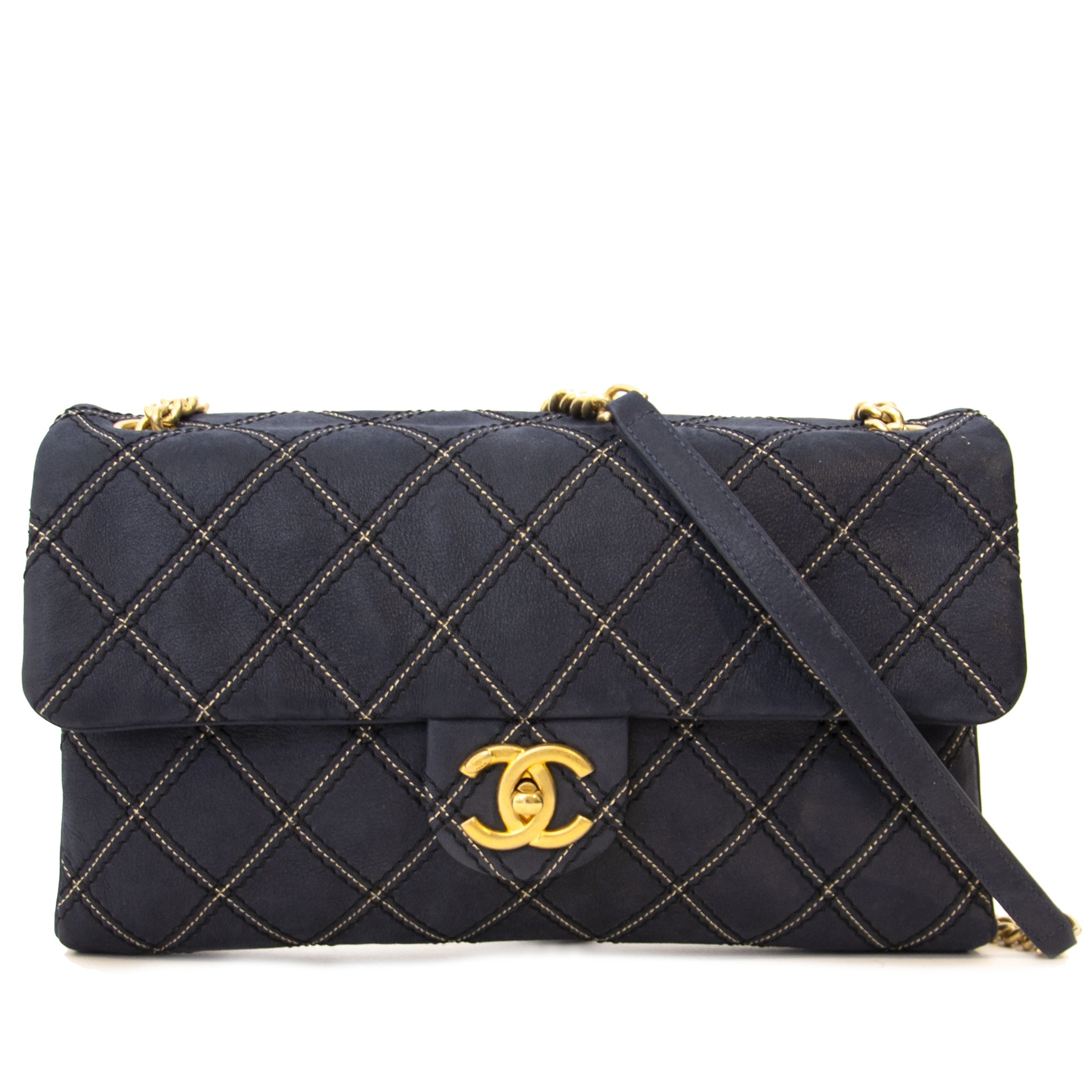 Chanel Dark Blue Flap Bag Buy authentic secondhand Chanel Handbags at the right price at LabelLov vintage webshop. Safe and secure online shopping. Koop authentieke tweedehands Chanel Handtassen bet juiste prijse bij LabelLOV.