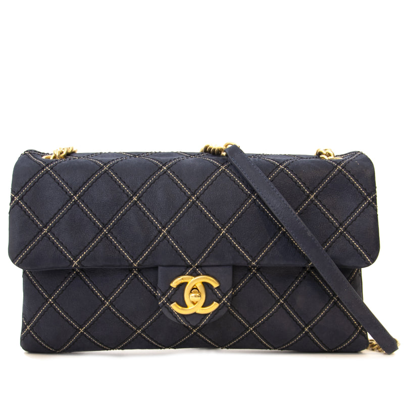 Chanel Dark Blue Flap Bag Buy authentic secondhand Chanel Handbags at the right price at LabelLov vintage webshop. Safe and secure online shopping. Koop authentieke tweedehands Chanel Handtassen bet juiste prijse bij LabelLOV.