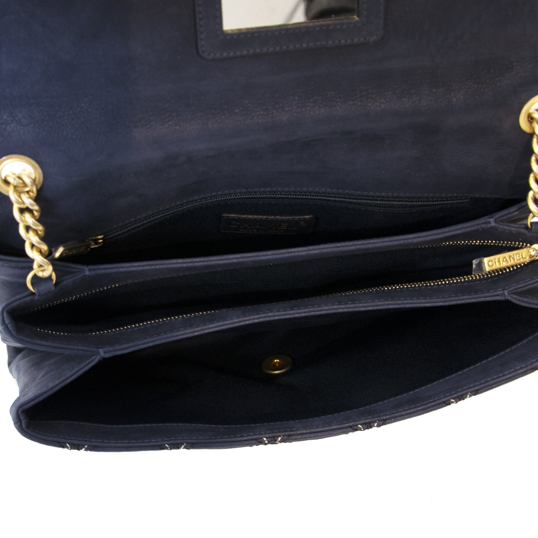 Chanel Dark Blue Flap Bag Buy authentic secondhand Chanel Handbags at the right price at LabelLov vintage webshop. Safe and secure online shopping. Koop authentieke tweedehands Chanel Handtassen bet juiste prijse bij LabelLOV.