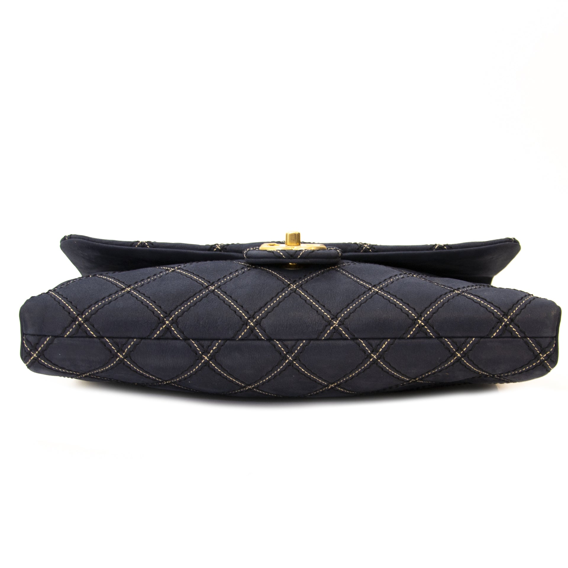 Chanel Dark Blue Flap Bag Buy authentic secondhand Chanel Handbags at the right price at LabelLov vintage webshop. Safe and secure online shopping. Koop authentieke tweedehands Chanel Handtassen bet juiste prijse bij LabelLOV.