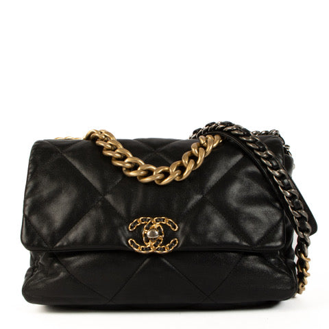 Chanel Black Shiny Lambskin 19 Large Handbag aan de bete prijs bij Labellov tweedehands luxe in Antwerpen