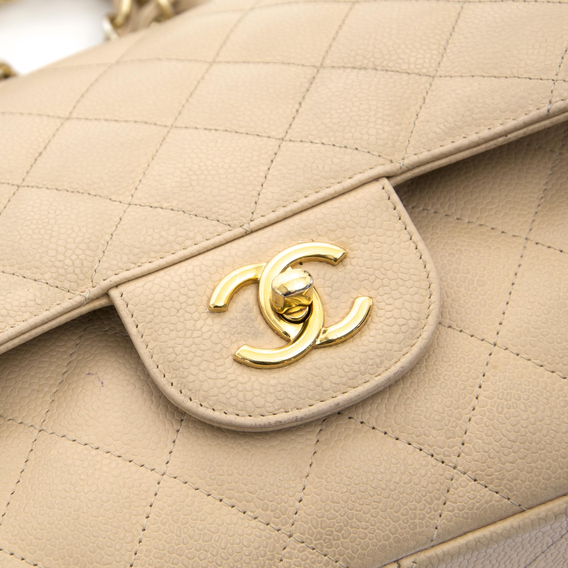 achetez Chanel Jumbo Beige Double Classic Flapbag GHW chez labellov anvers