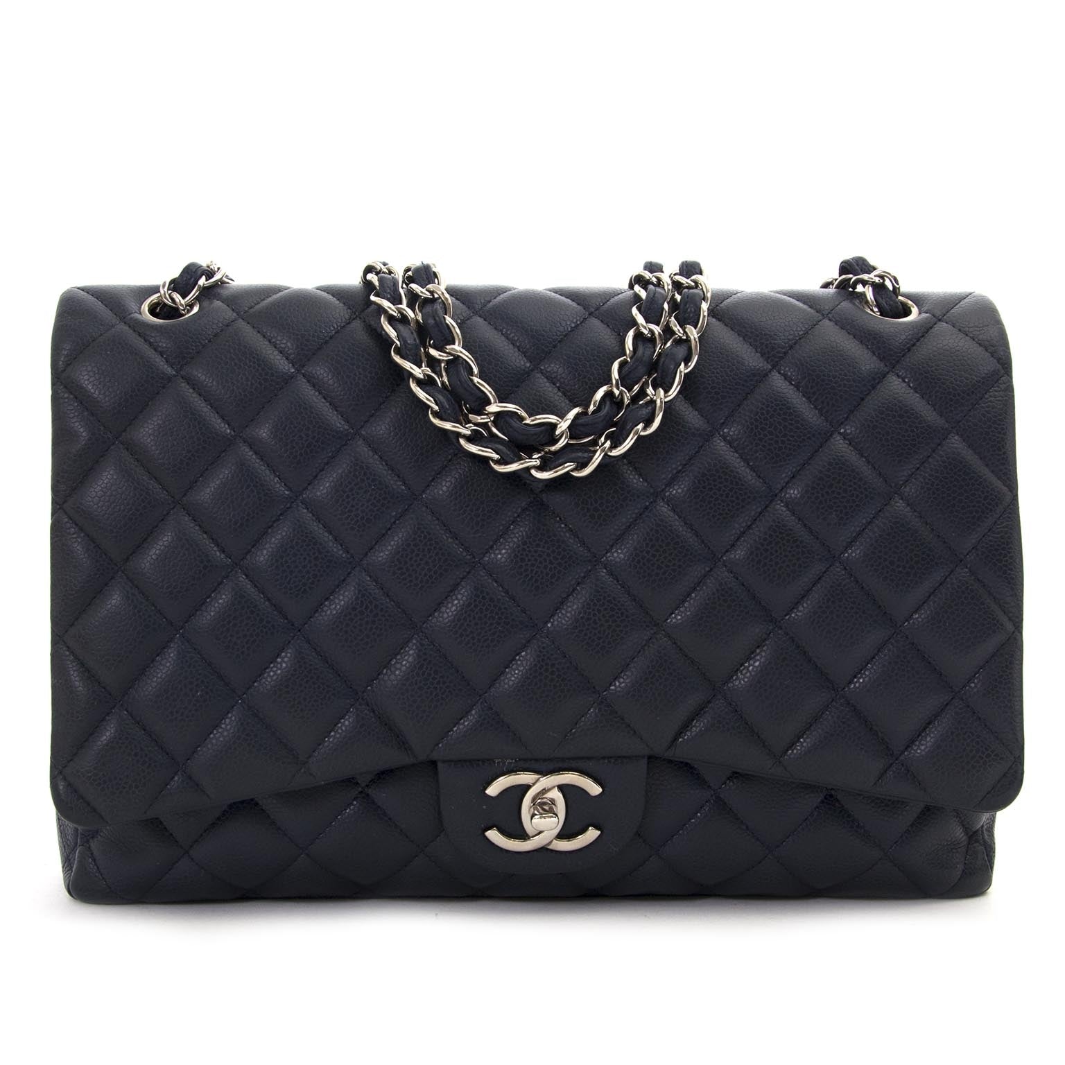 koop Chanel Maxi Dark Blue Double Classic Flap Bag bij labellov en betaal veilig online